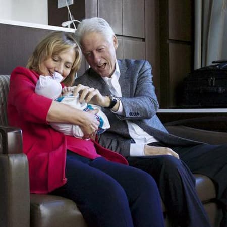Хиллари и Билл Клинтон с внучкой Шарлоттой