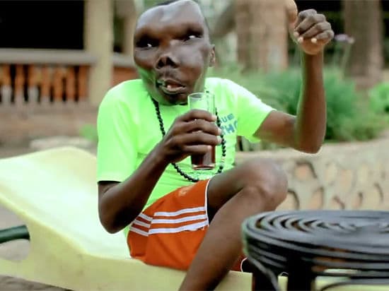 Самый некрасивый мужчина Уганды Годфри Багума стал отцом в восьмой раз