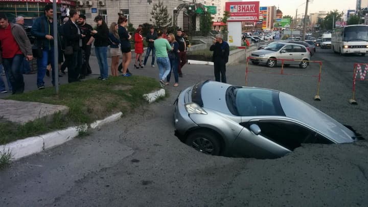 В центре Барнаула легковая машина провалилась под асфальт