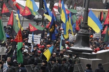 Демонстрация в Киеве: шахтёры на Крещатике требуют вернуть Януковича