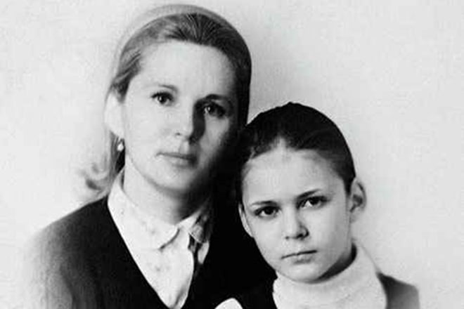 Алена Яковлева в детстве и ее мама Алена Яковлева в детстве и ее мама
