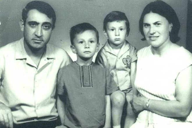 Валерий Меладзе с братом и родителями в детстве Валерий Меладзе с братом и родителями в детстве