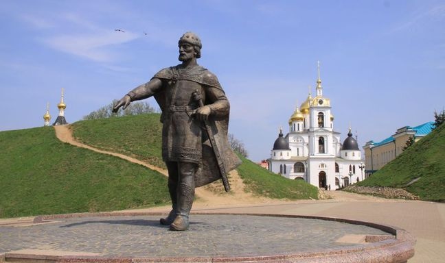 Памятник Ю. Долгорукому в Дмитрове Памятник Ю. Долгорукому в Дмитрове