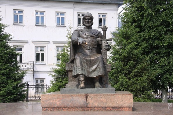 Памятник Юрию Долгорукому в Костроме Памятник Юрию Долгорукому в Костроме