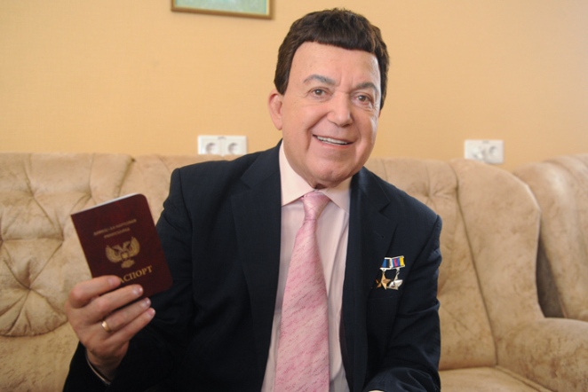 Иосиф Кобзон с паспортом Донецкой Народной Республики