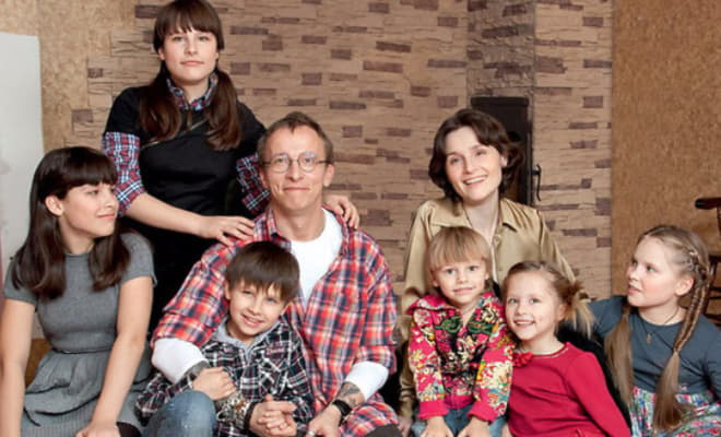 Иван Охлобыстин с женой и детьми