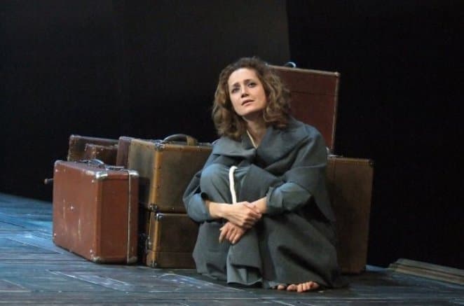 Виктория Исакова в спектакле "Вишневый сад"