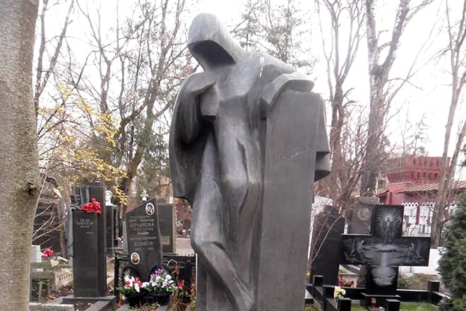 Памятник на могиле Евгения Вахтангова