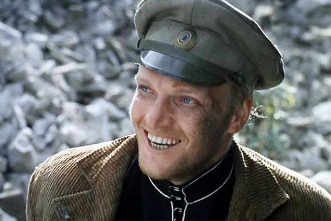 Александр Кайдановский в фильме «Свой среди чужих, чужой среди своих» Александр Кайдановский в фильме «Свой среди чужих, чужой среди своих»