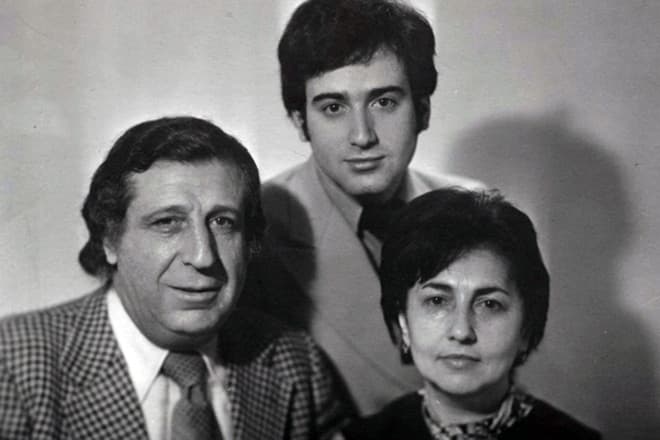 Арно Бабаджанян с женой и сыном