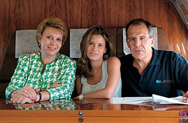 Сергей Лавров с женой и дочерью Сергей Лавров с женой и дочерью