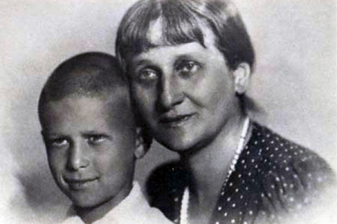 Анна Ахматова с сыном Анна Ахматова с сыном