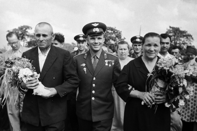 Юрий Гагарин с родителями