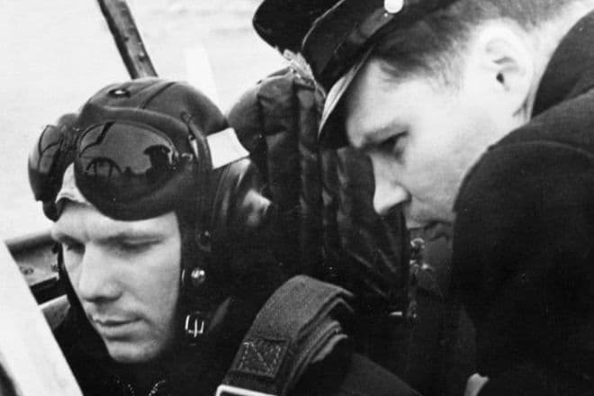 Лейтенант Юрий Гагарин в самолете во время службы в Заполярье. 1958 год