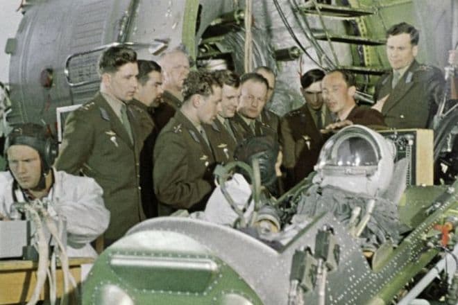 Группа подготовки космонавтов знакомится с космической техникой. 1960 год