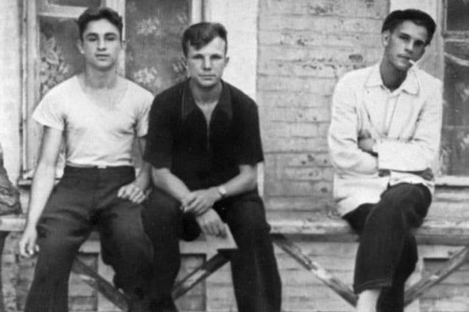 Юрий Гагарин (в центре) - учащийся Саратовского индустриального техникума с друзьями. 1953 год