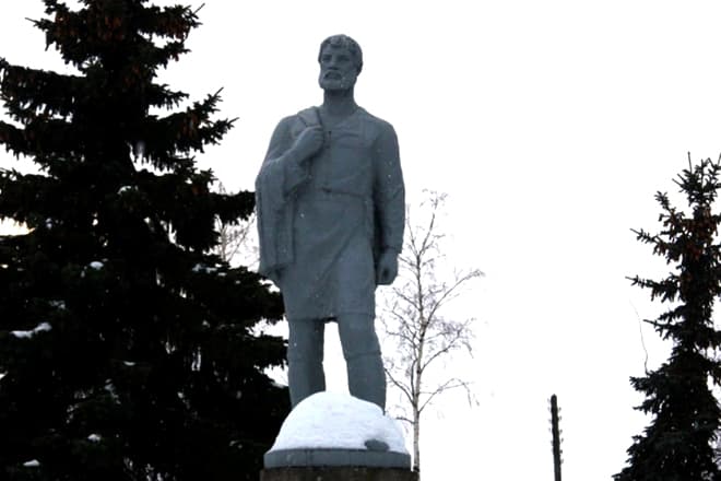 Памятник Семену Дежнёву в городе Великий Устюг