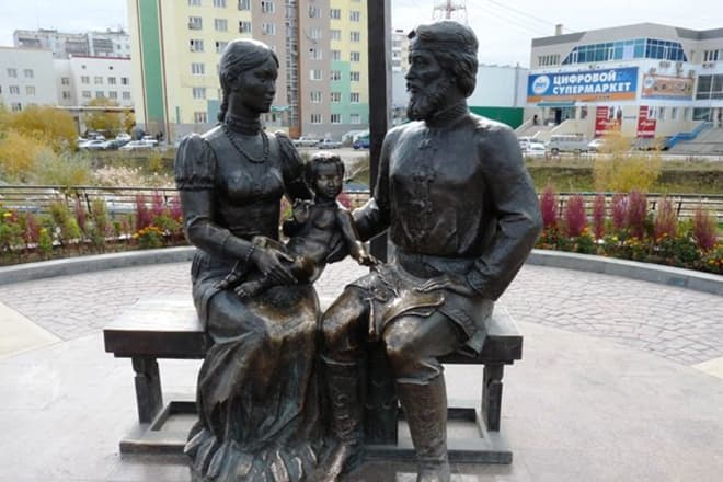 Памятник Семену Дежневу и его жене