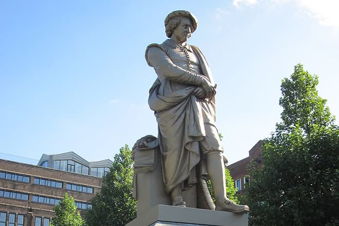 Памятник Рембрандту в Амстердаме