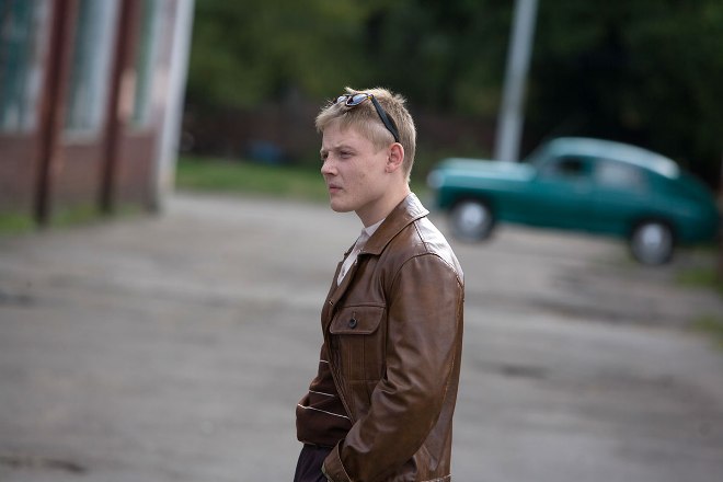 Сериал «А у нас во дворе»: актер Максим Емельянов в роли Алеши Рукавицына Сериал «А у нас во дворе»: актер Максим Емельянов в роли Алеши Рукавицына