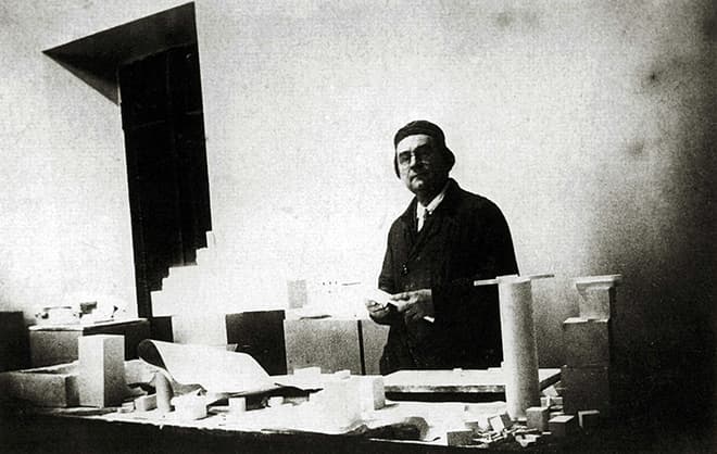 Казимир Малевич в лаборатории