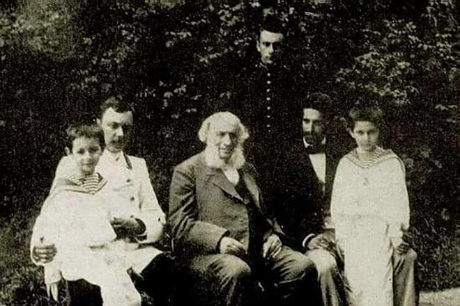 Иван Айвазовский с внуками