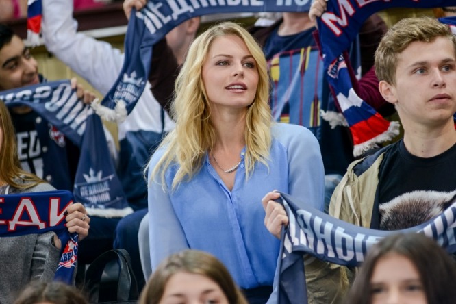 Сериал «Молодежка»: актриса Анастасия Стежко в роли Елены Смольской Сериал «Молодежка»: актриса Анастасия Стежко в роли Елены Смольской