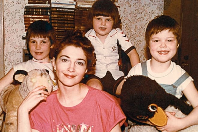 Данила Козловский в детстве (справа) с мамой Надеждой и братьями Егором и Иваном