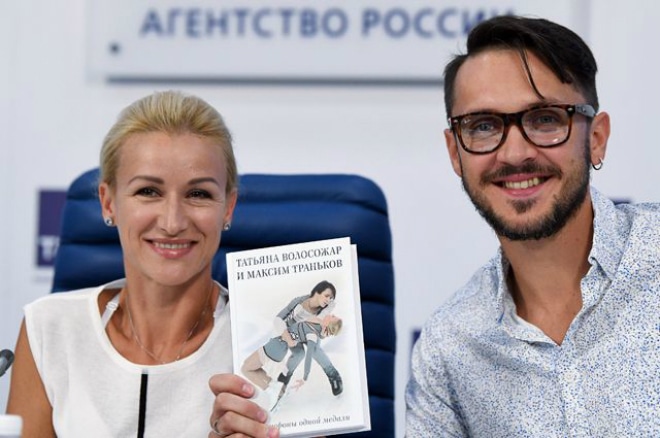 Максим Траньков и Татьяна Волосожар с книгой Максим Траньков и Татьяна Волосожар с книгой
