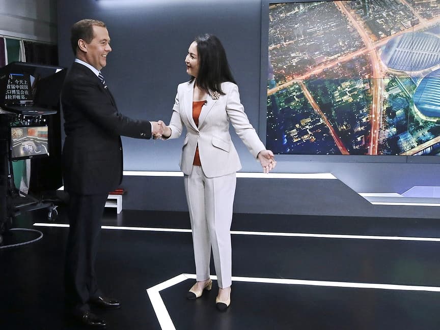 Премьер-министр РФ Дмитрий Медведев и ведущая Юань Мин