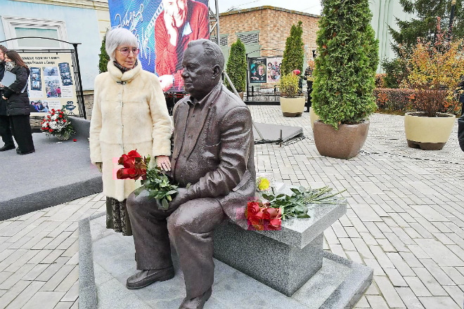 Вдова Эльдара Рязанова у памятника мужу в Самаре Вдова Эльдара Рязанова у памятника мужу в Самаре