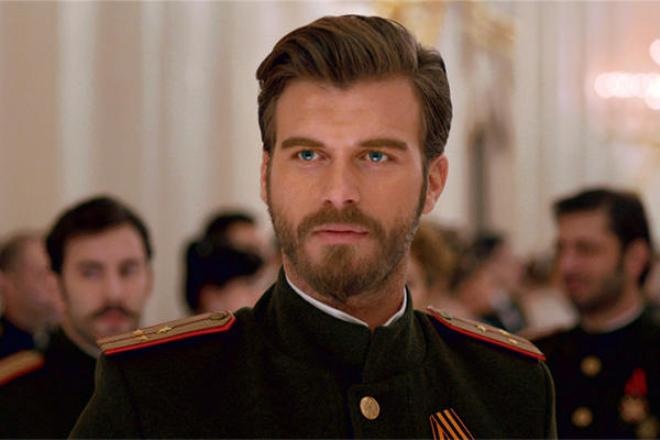 Кыванч Татлытуг в сериале «Курт Сеит и Александра» Кыванч Татлытуг в сериале «Курт Сеит и Александра»