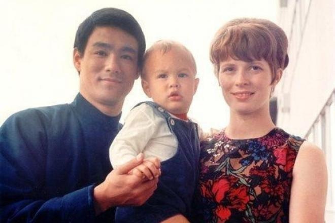Брэндон Ли в детстве с родителями Брэндон Ли в детстве с родителями