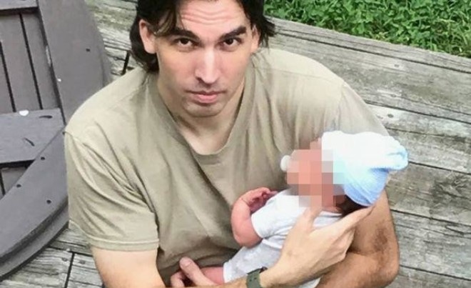 Стивен Падл с ребенком, рожденным от своей дочери Стивен Падл с ребенком, рожденным от своей дочери