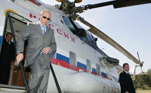 Владимир Путин и вертолет Ми-8