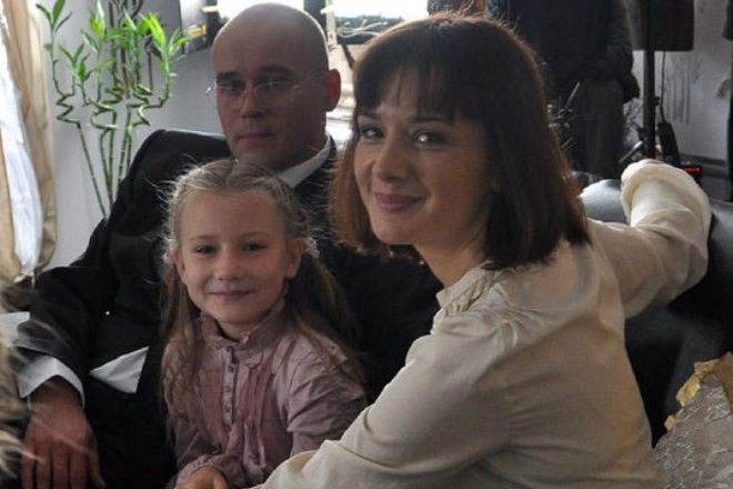 Софья Хилькова, Максим Аверин и Даниэла Стоянович в фильме "Попытка Веры" Софья Хилькова, Максим Аверин и Даниэла Стоянович в фильме "Попытка Веры"