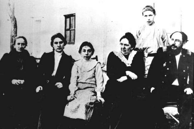 Велимир Хлебников с семьей