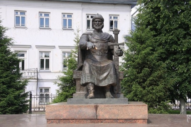 Памятник Юрию Долгорукому в Костроме Памятник Юрию Долгорукому в Костроме