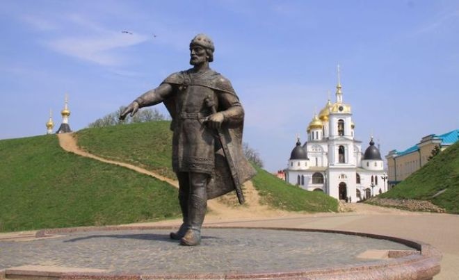 Памятник Юрию Долгорукому в Дмитрове Памятник Юрию Долгорукому в Дмитрове
