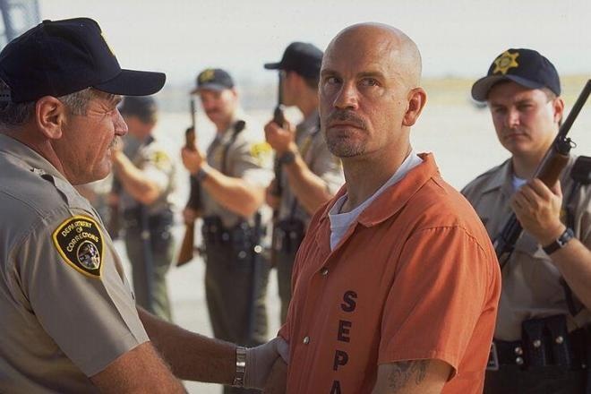 Джон Малкович в фильме «Воздушная тюрьма» Джон Малкович в фильме «Воздушная тюрьма»