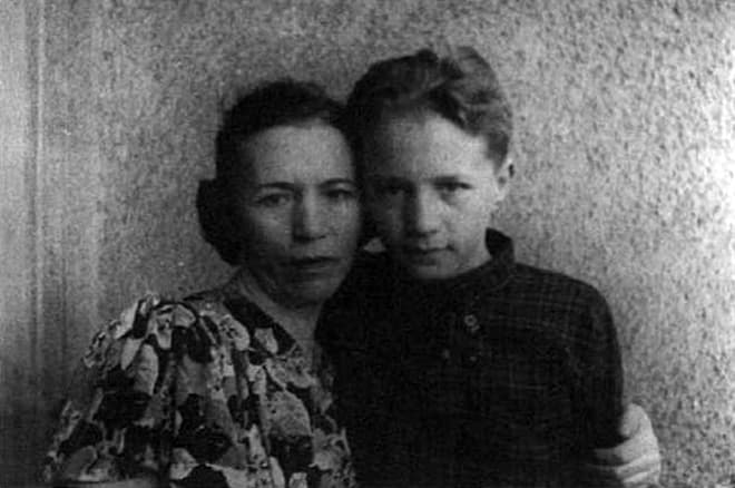 Маленький Эдуард Успенский с мамой
