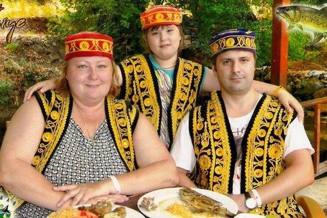 Юлия Сулес с мужем и дочерью Юлия Сулес с мужем и дочерью