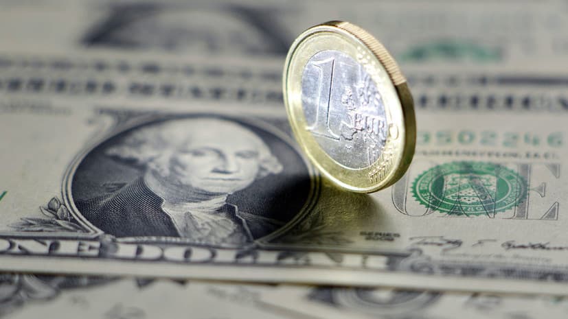 Курс доллара к рублю опустился ниже 66 руб