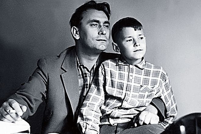 Александр Самойлов в детстве с отцом