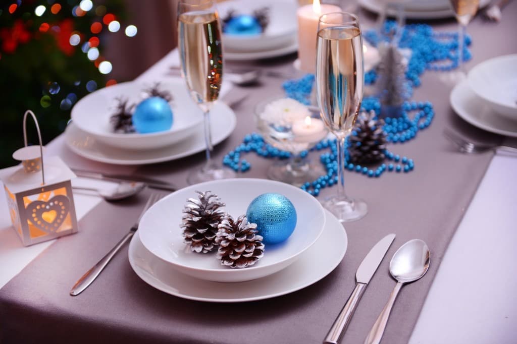 35 красивых фото сервировки стола на Новый год (и полезные советы)