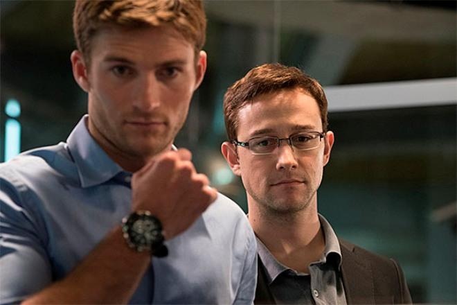 Scott Eastwood and Joseph Gordon-Levitt in the movie Snowden Scott Eastwood and Joseph Gordon-Levitt in the movie Snowden