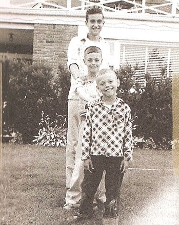 Billy Crystal in childhood (in front) Billy Crystal in childhood (in front)