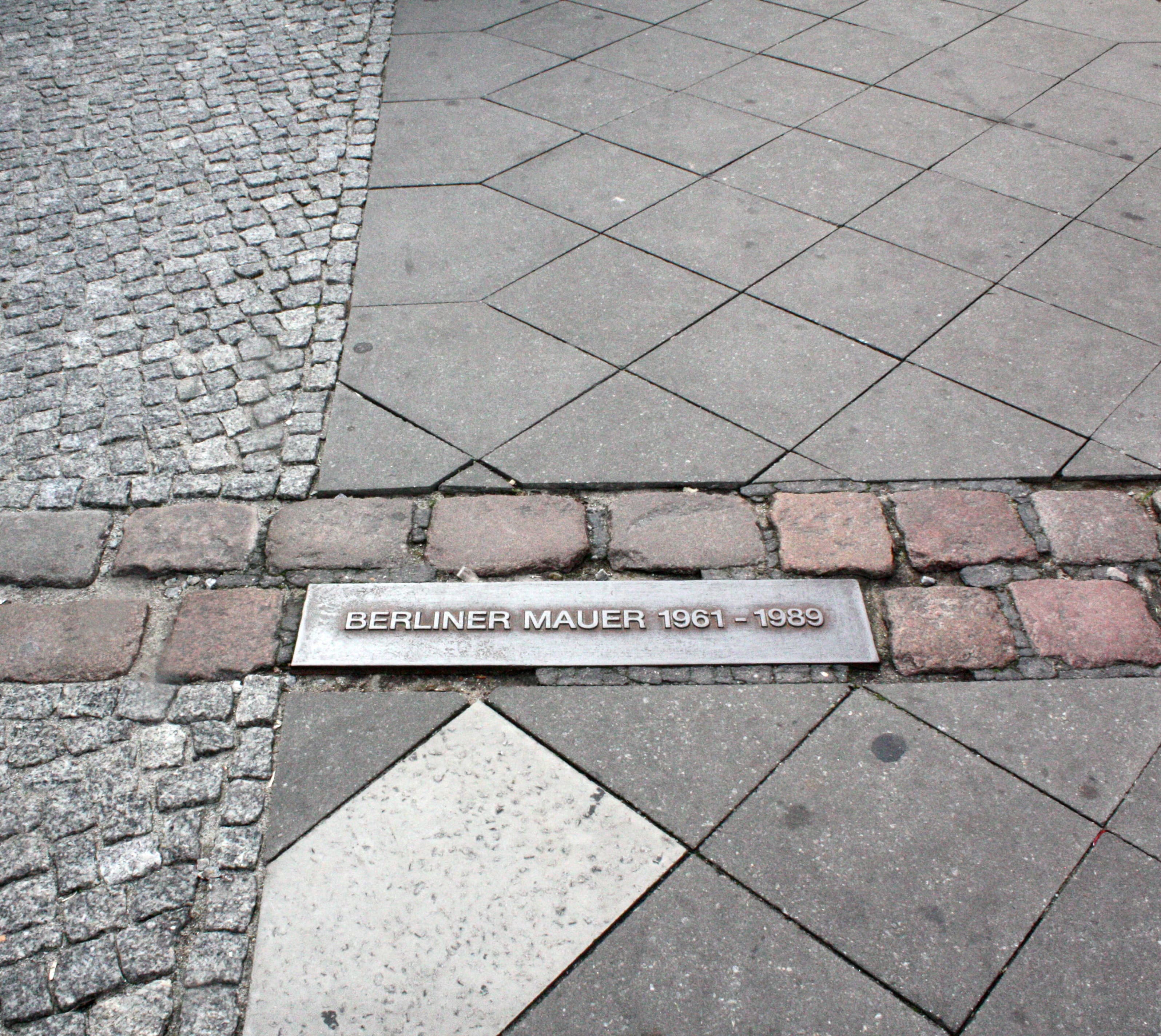 Берлинская стена булыжник
