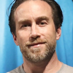 фотография Джастин Бенсон