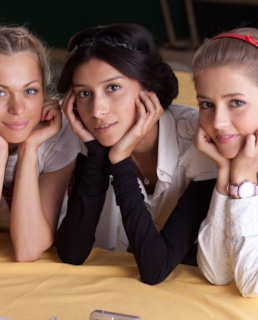 Анна Хилькевич, Равшана Куркова и Анна Михайловская на съемках сериала "Золотые. Барвиха 2"